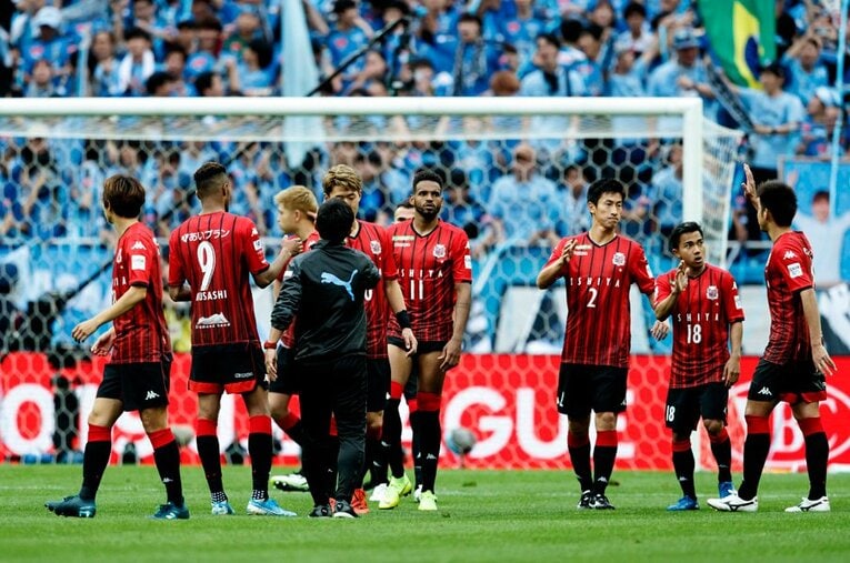 決勝後、激闘を終えた後の札幌イレブン。準優勝に終わったとはいえ、チームメートをいたわる様子は美しい光景だった。 ／ photograph by Kiichi Matsumoto