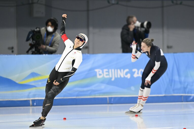 500mで自己ベストを更新し、会心のガッツポーズ　©Asami Enomoto/JMPA