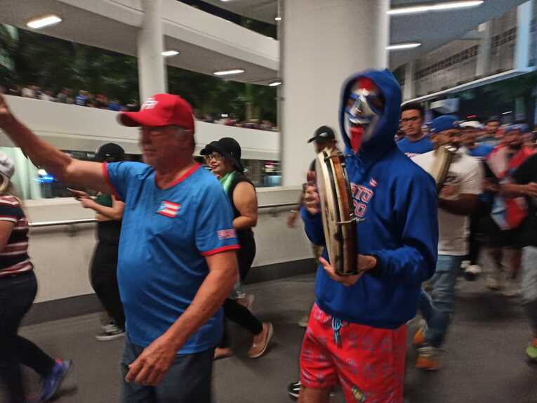 負けてもサルサを踊るプエルトリコのファン　©Hiroaki Sawada