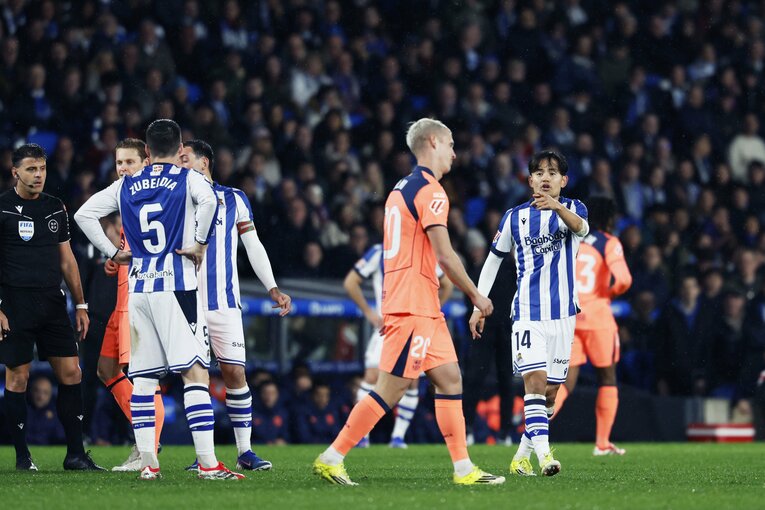 「ファールだった」と問い詰める久保と、納得のいかないダニオルモ