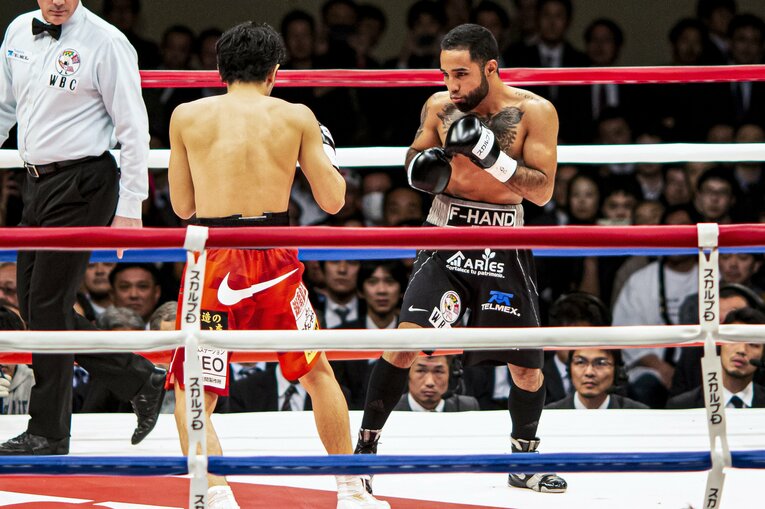 ドーピング違反に終わった第1戦に続き、山中慎介との第2戦は計量オーバー。2RでKO勝ちを収めたものの、後味の悪い結果に　©Naoki Kitagawa