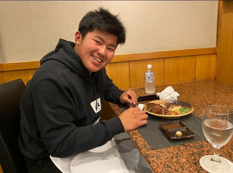 これが「あの日」のプライベートショット。鉄板焼きを美味しそうに食べる松川を撮影したのは佐々木朗希だ　©Chiba Lotte Marines