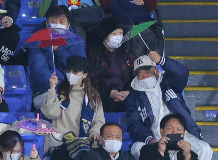 お笑い芸人の出川哲朗さんと試合観戦していたヤクルト高橋奎二の妻・板野友美さん　©Sankei Shimbun