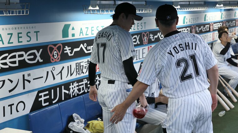 常に密にコミュニケーションをとっている佐々木朗希と吉井監督　©︎Chiba Lotte Marines
