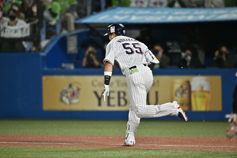 CSファイナル第3戦の7回裏、ボテボテのピッチャーゴロで一塁へ全力疾走するヤクルト村上　©︎Hideki Sugiyama