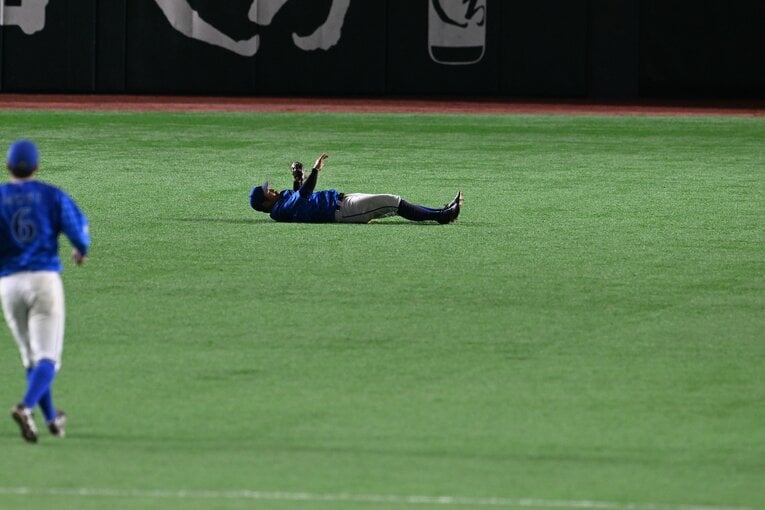 日本シリーズ第5戦、またも魅せた！ 桑原将志のスーパーキャッチ（9枚目／全9枚中）　©Naoya Sanuki