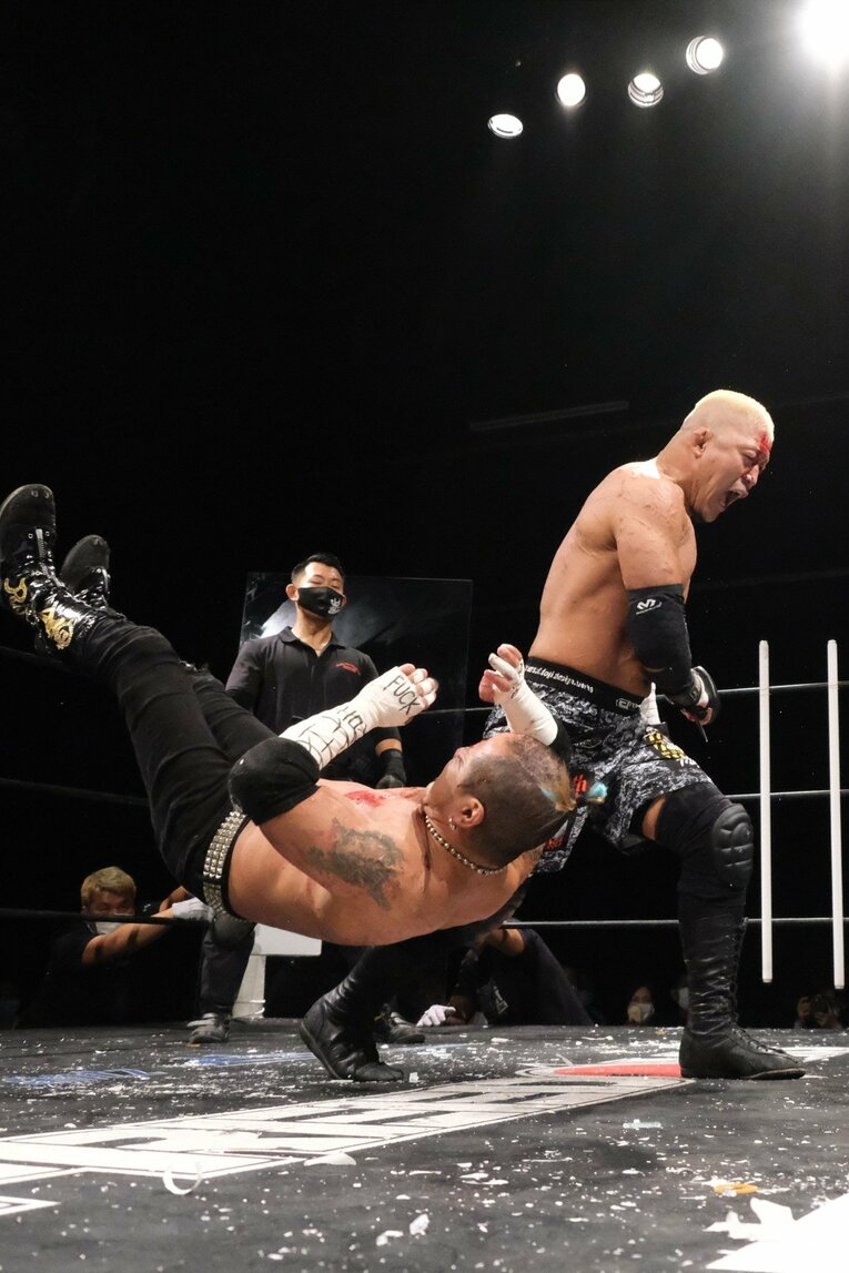 ガラスが刺さり大流血で「ニヤリ」今年47歳の“不適切おじさん”葛西純がデスマッチで伝えたいこと 「お前ら、これを知らずに人生終わるのか？」(16)