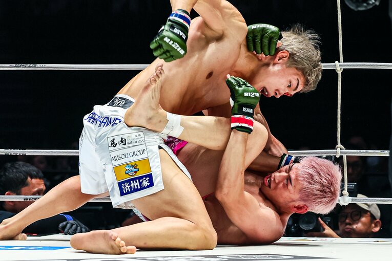 細川は目を負傷しながら、テイクダウンから果敢に攻める場面もあった　©RIZIN FF Susumu Nagao