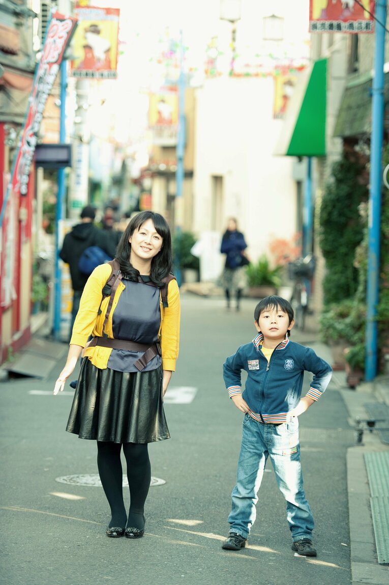 2人の息子と商店街で買い物をする貴重な家族写真　©Mami Yamada