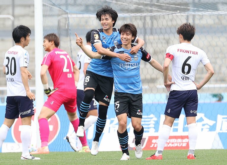川崎フロンターレでチームメイトだった田中碧と三笘薫【スワイプするとそのほかの写真もご覧になれます】　©JIJI PRESS