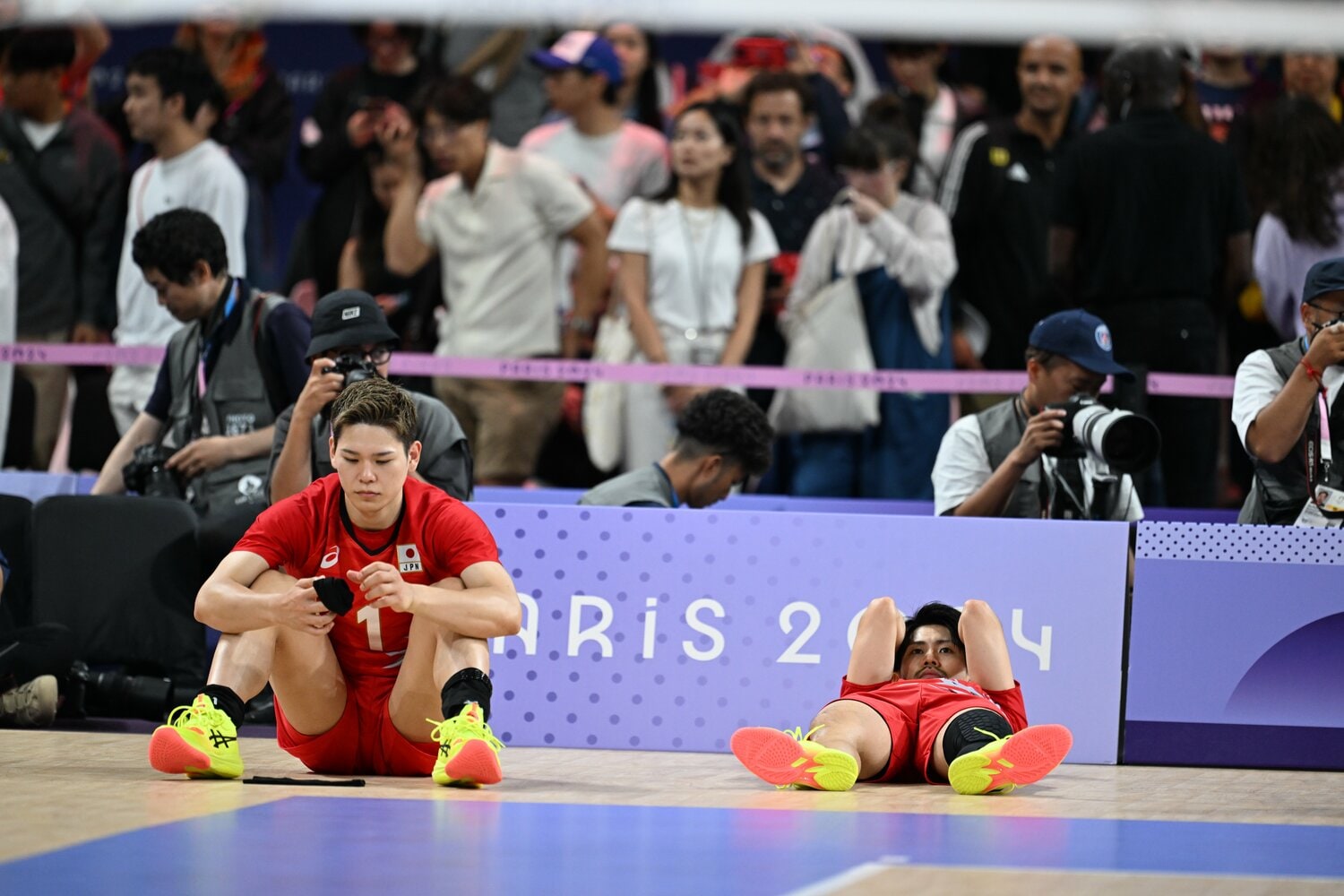 ドイツに敗れた後、コートでストレッチをしながら考え込む関田誠大（右）　©︎Naoya Sanuki/JMPA