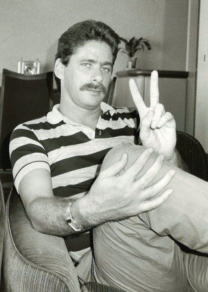 カムストックが雑誌インタビューに応えた際の貴重な写真(1986年撮影) ©BUNGEISHUNJU