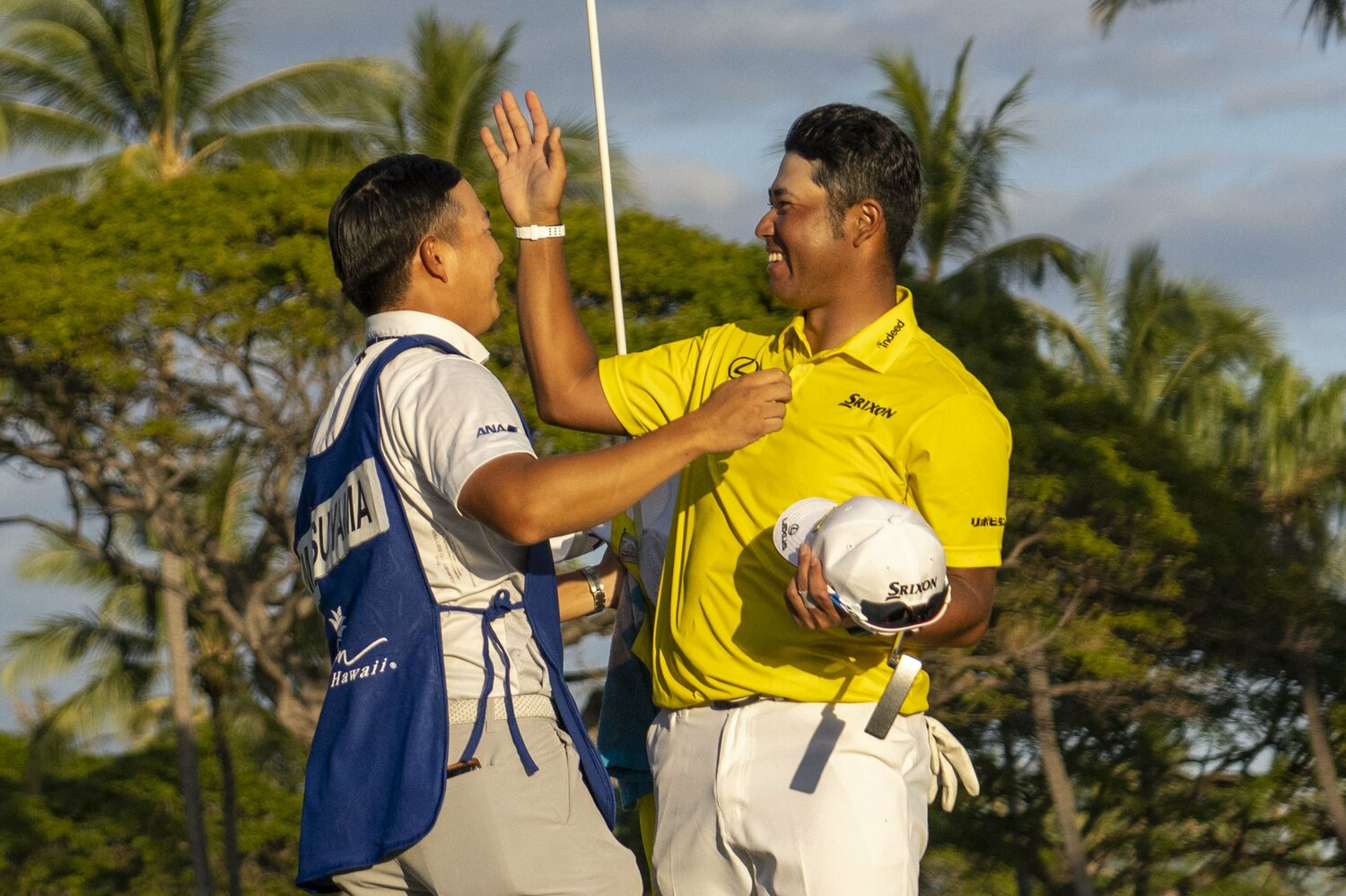 早藤キャディと健闘をたたえ合う松山英樹　©USA TODAY Sports/REUTERS/AFLO