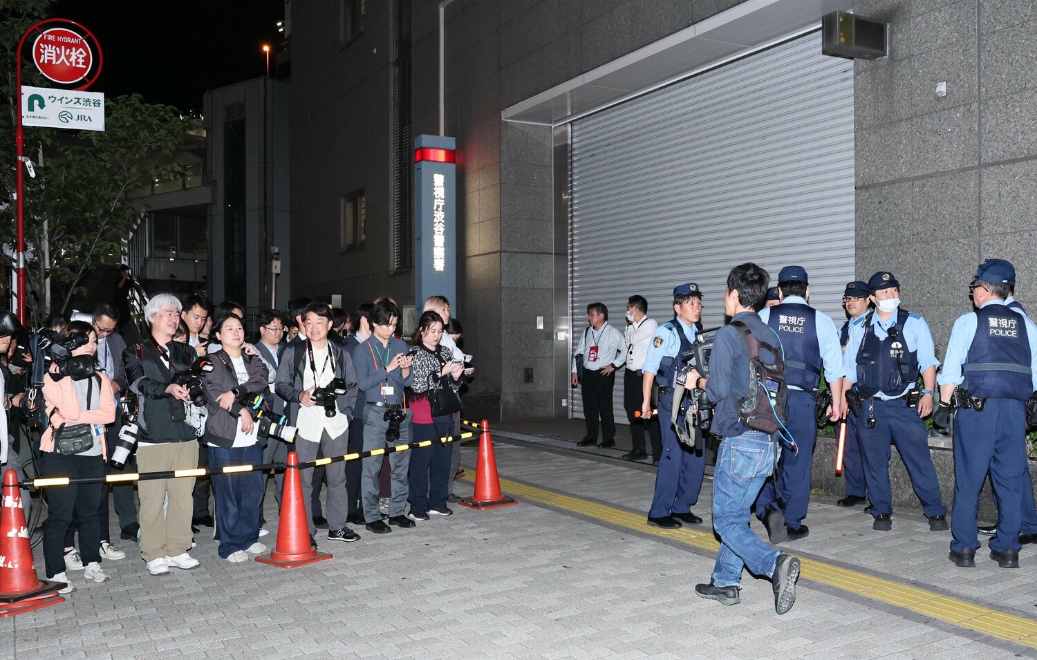 巨人・阿部慎之助監督の現行犯逮捕を受けて、警視庁渋谷署に集まった報道陣　©️SANKEI SHIMBUN