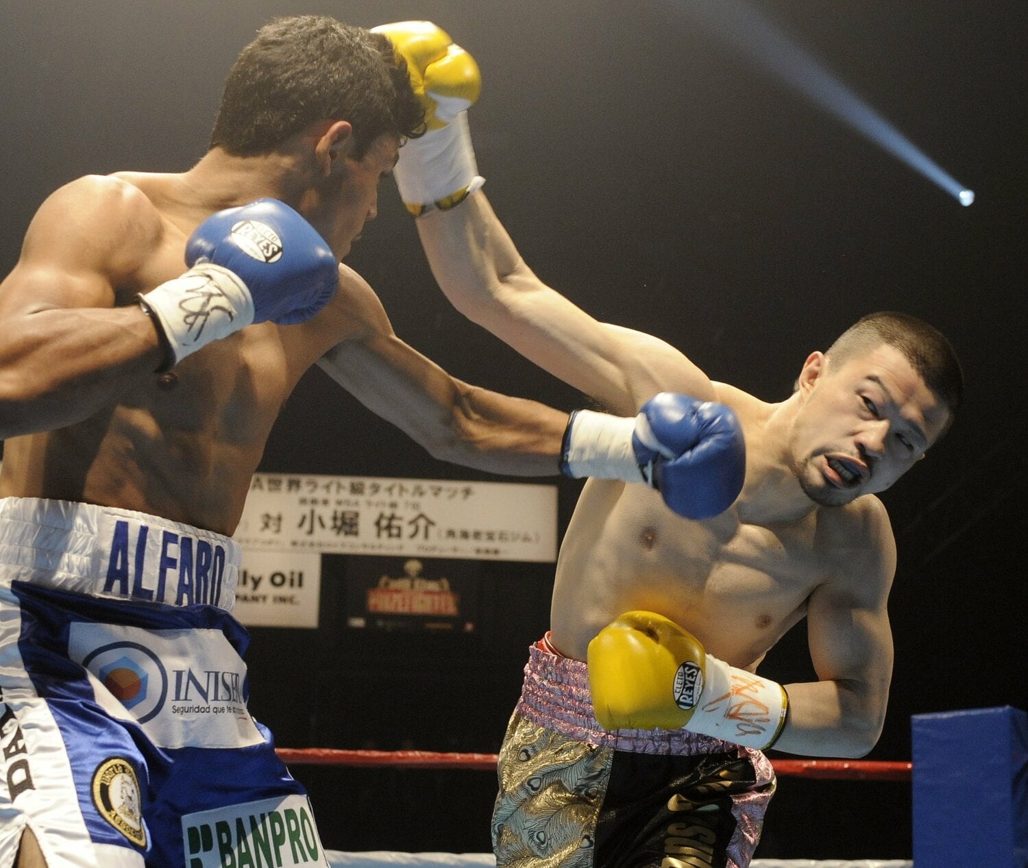 序盤から豪快にパンチを繰り出す小堀佑介　©JIJI PRESS