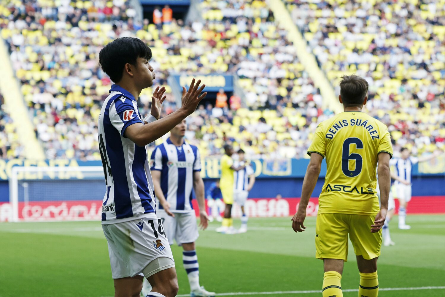 クロスがバーを掠めると、口を膨らませ悔しさを滲ませた