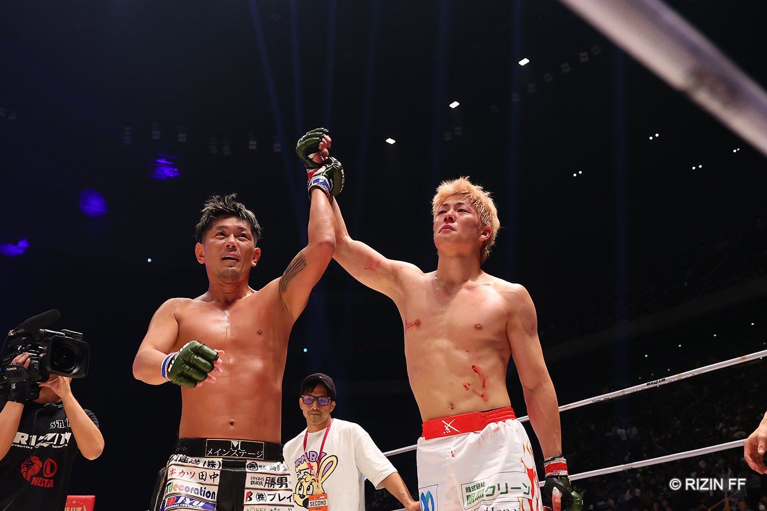 試合後には皇治が敗れた三浦の右手を掲げる場面も ©RIZIN FF