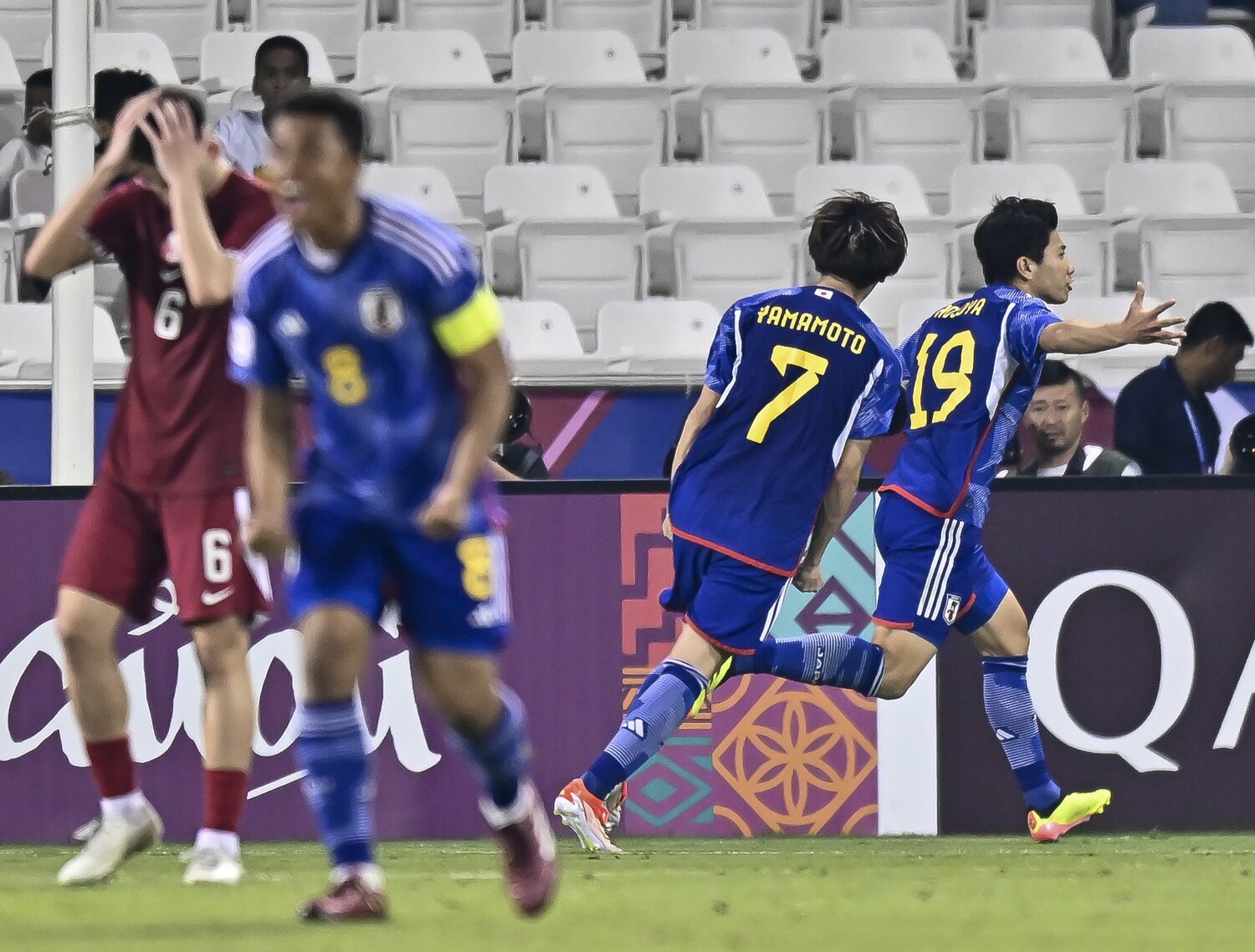 細谷のゴール後、両チームの表情は対照的だった　©Getty Images