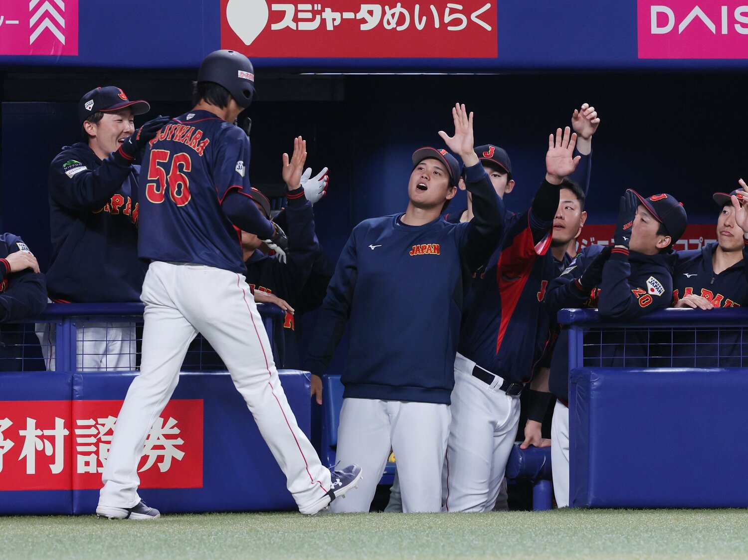 侍ジャパン強化試合で大谷に祝福される藤原（背番号56） ©JIJI PRESS