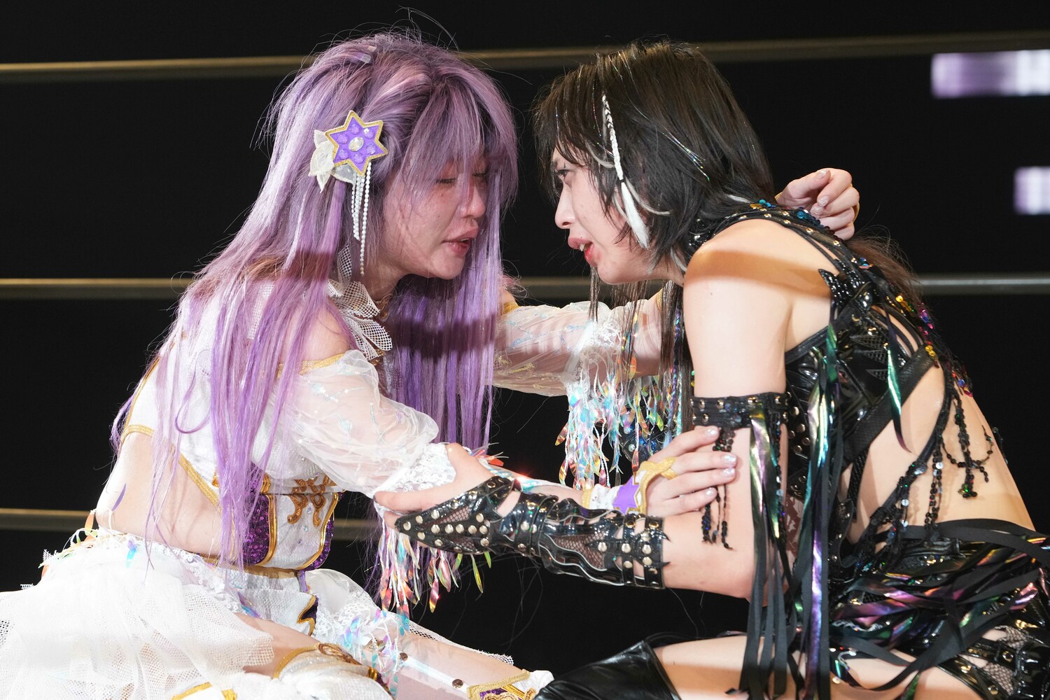 試合後、リング上で語り合う中野たむと上谷沙弥　©Essei Hara