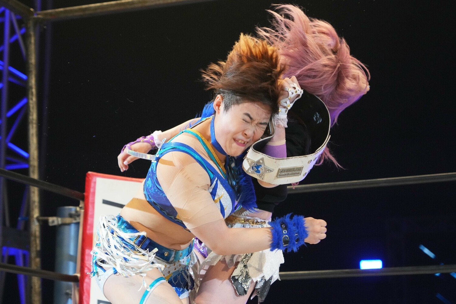 中野たむにラリアットを叩き込むMIRAI