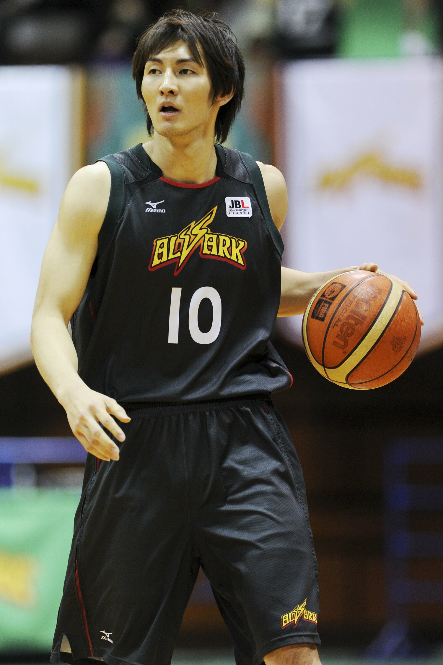初代選手会長も務めた岡田。社会貢献活動で障害児向けバスケ教室もしていたが「当事者になって気づくことがたくさんあった」　©AFLO