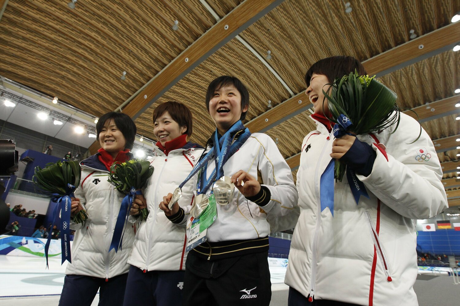 2010年バンクーバー五輪／女子団体パシュートで銀メダルを獲得した（左から）田畑真紀、小平奈緒、穂積雅子。レース出場がなかった高木美帆（右から2番目）にメダルを掛けた　©︎JMPA