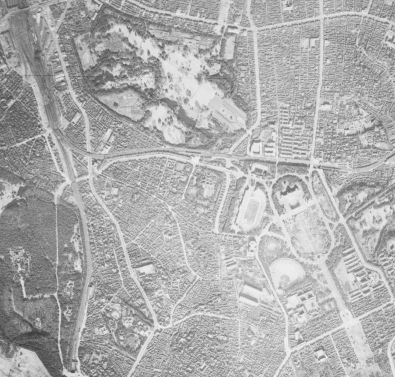 1945年の千駄ケ谷駅付近の航空写真。写真中央右に明治神宮外苑競技場がある　出典：国土地理院の空中写真