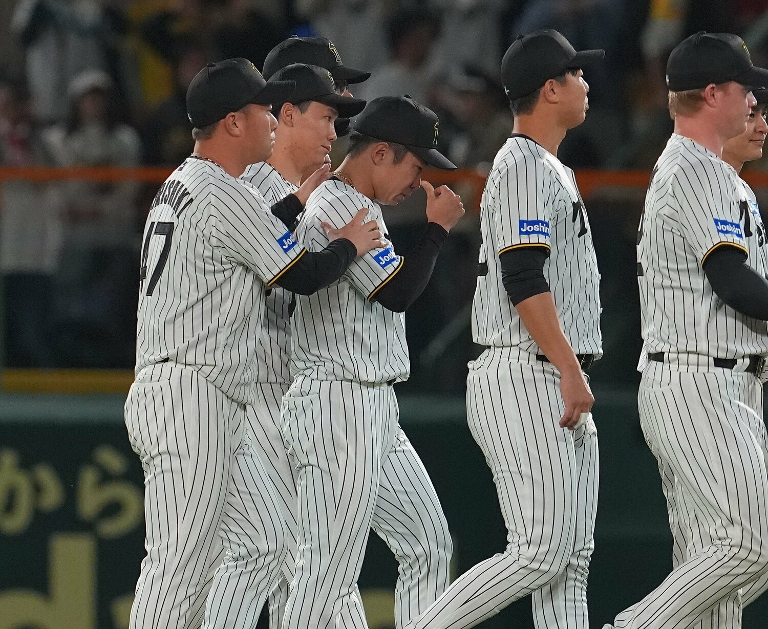 日本シリーズ第5戦で敗れた後、涙する石井大智　©️SANKEI SHIMBUN