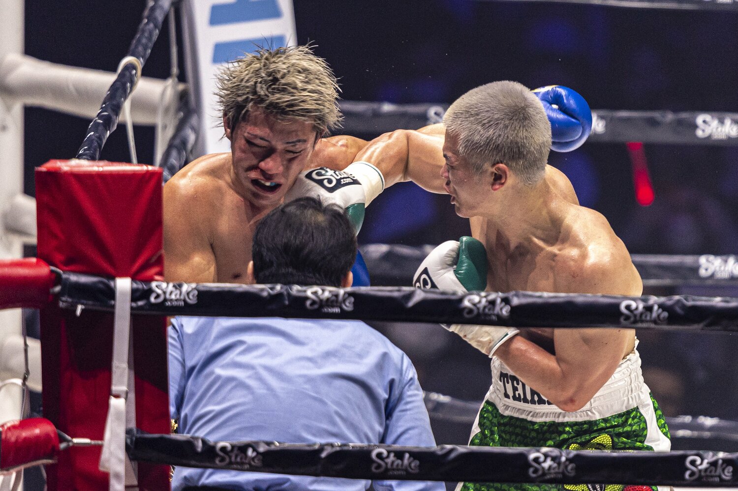 与那覇勇気の顔面に那須川のパンチが直撃した瞬間　©Takuya Sugiyama