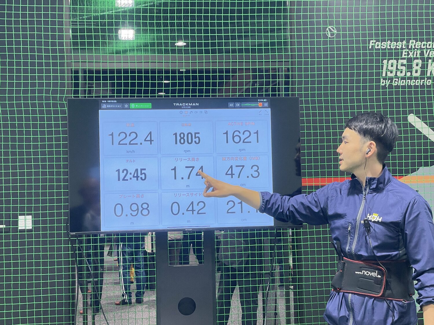 トラックマンのデータを説明するスタッフ　©︎Ayako Oikawa