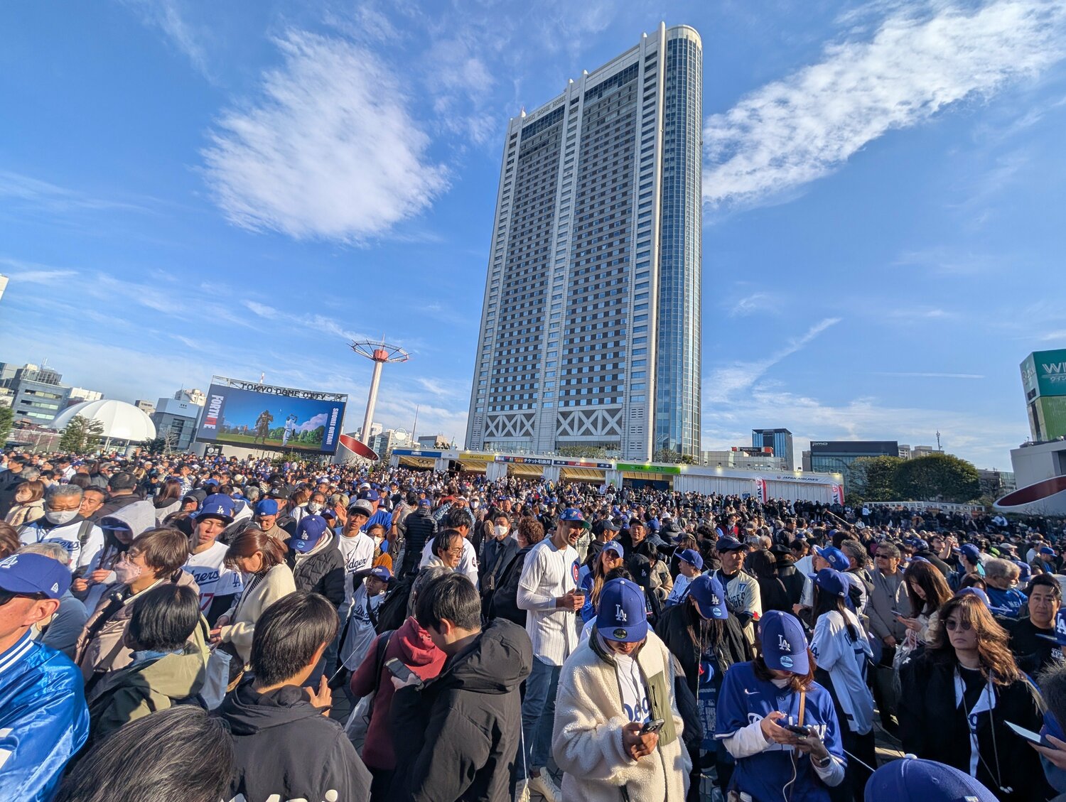 試合開始4時間前とは思えない人と熱気　©Aki