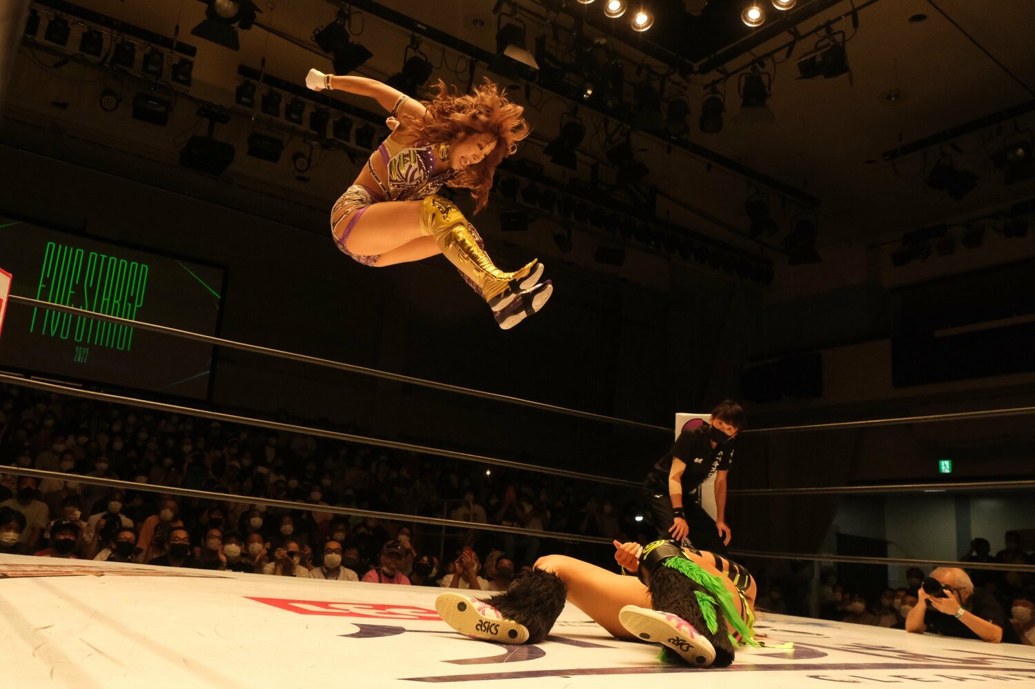 得意技ダイビング・フットスタンプ。長い距離を見事に降下する　©Norihiro Hashimoto