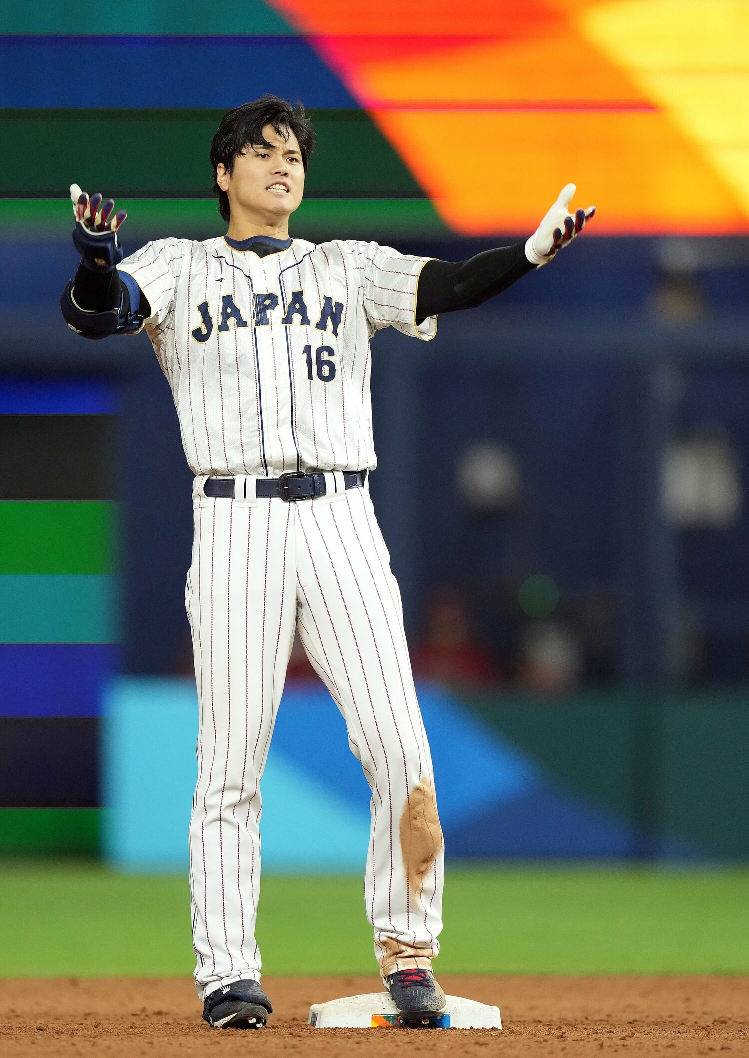 WBC準決勝のメキシコ戦、二塁打を放ちチームを鼓舞する大谷　©JIJI PRESS