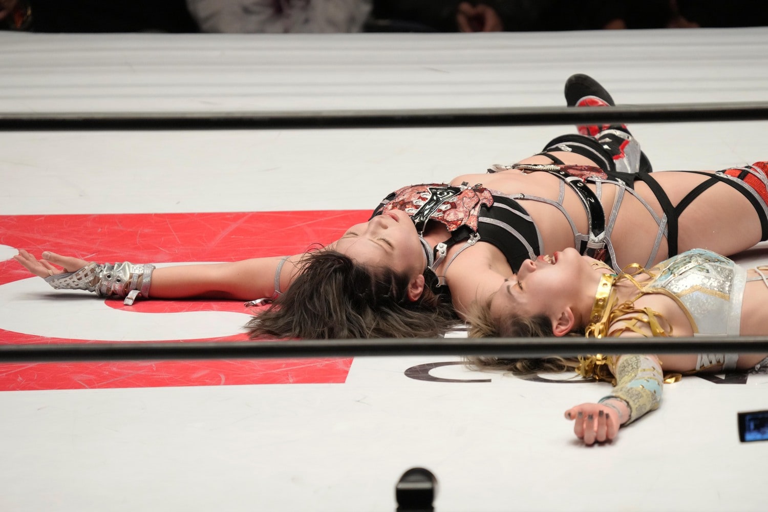 4月12日、林下詩美のスターダムラストマッチ。リングで大の字になる二人　©Essei Hara