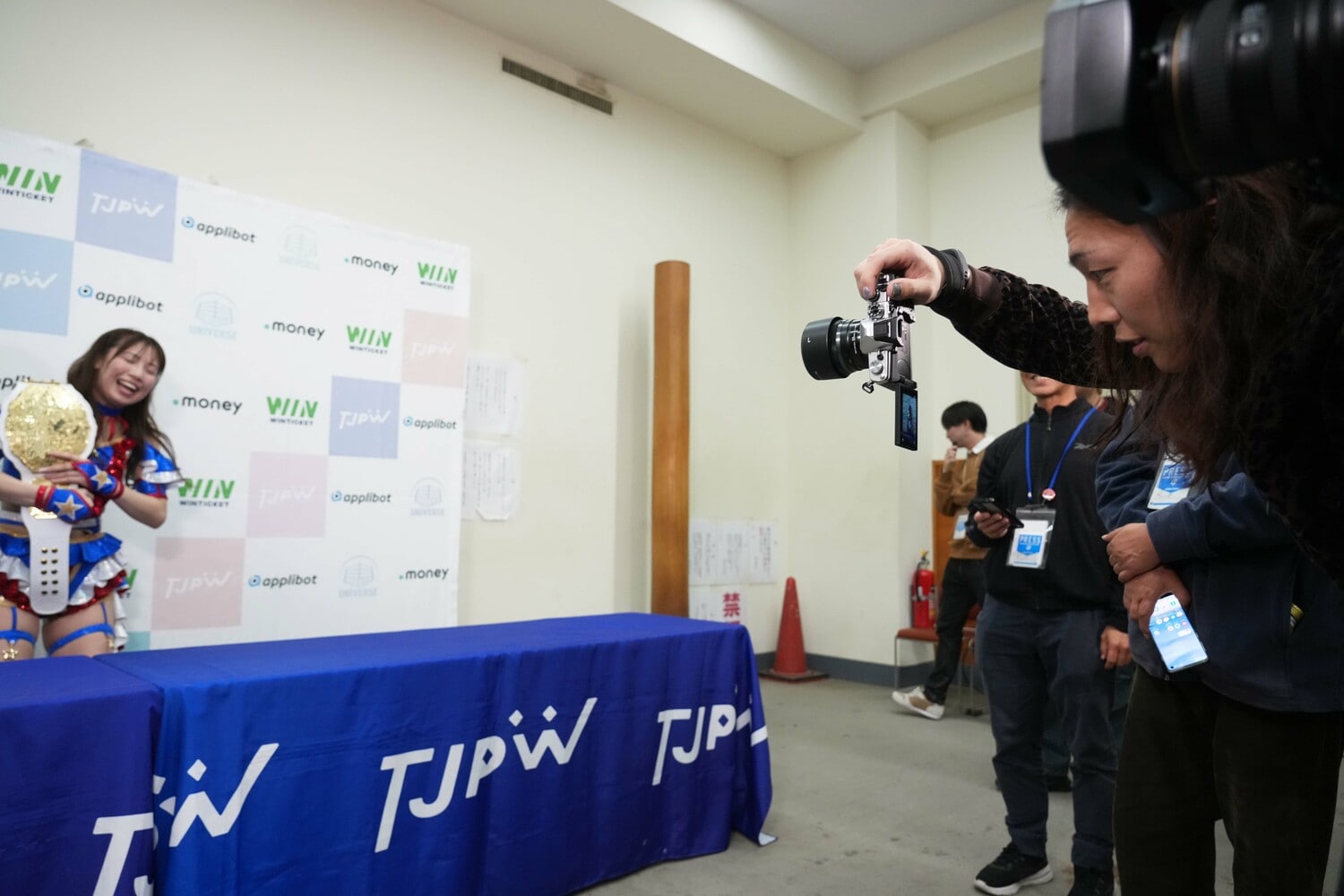 竹下幸之助のフォトライブラリーに加わった荒井優希　©Essei Hara