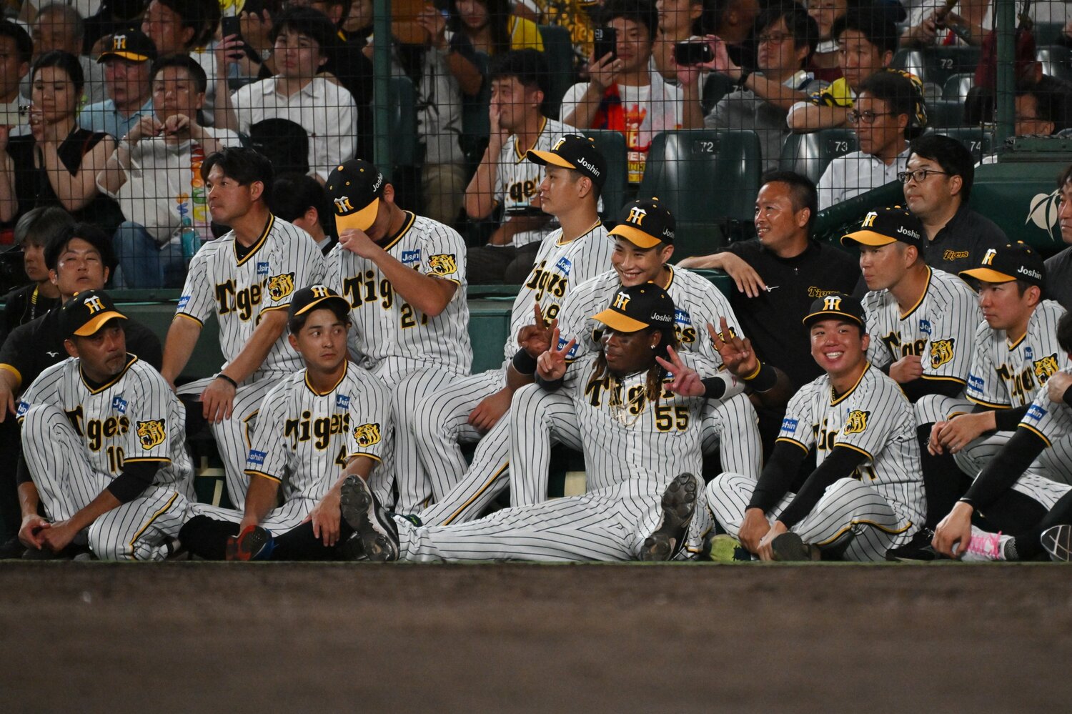 優勝セレモニーに備えベンチ前で待機する熊谷（前列左から２人め）　天国の友と歓喜の瞬間を共にした　©︎Hideki Sugiyama