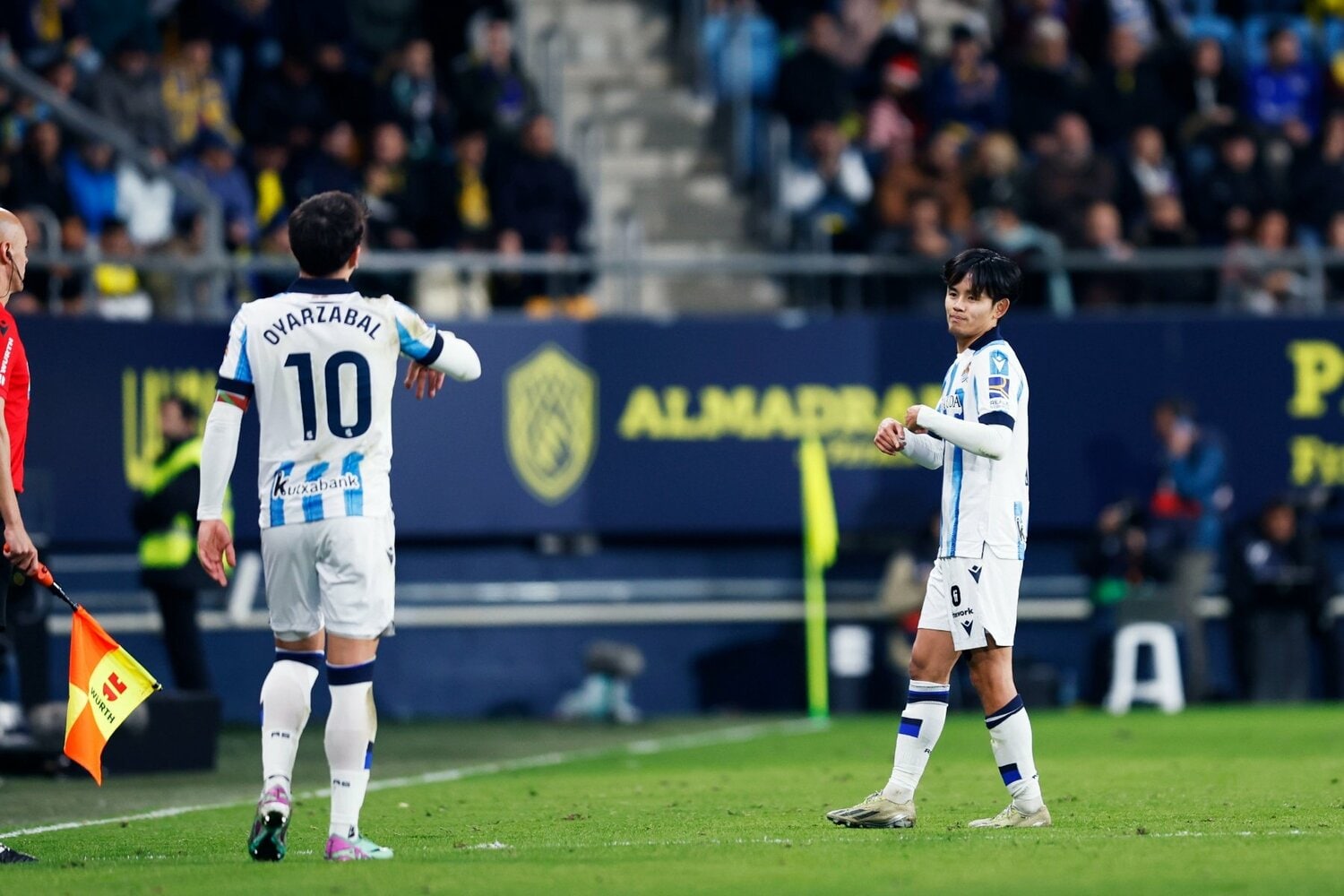 オヤルサバルと意志疎通を図る表情もどことなく浮かない