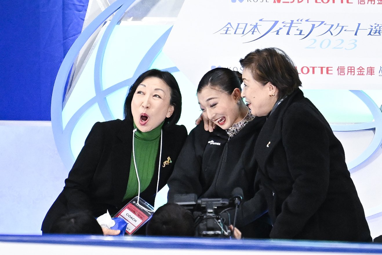 フリーの演技を終え、中野コーチ(右)から労われる坂本 ©Asami Enomoto