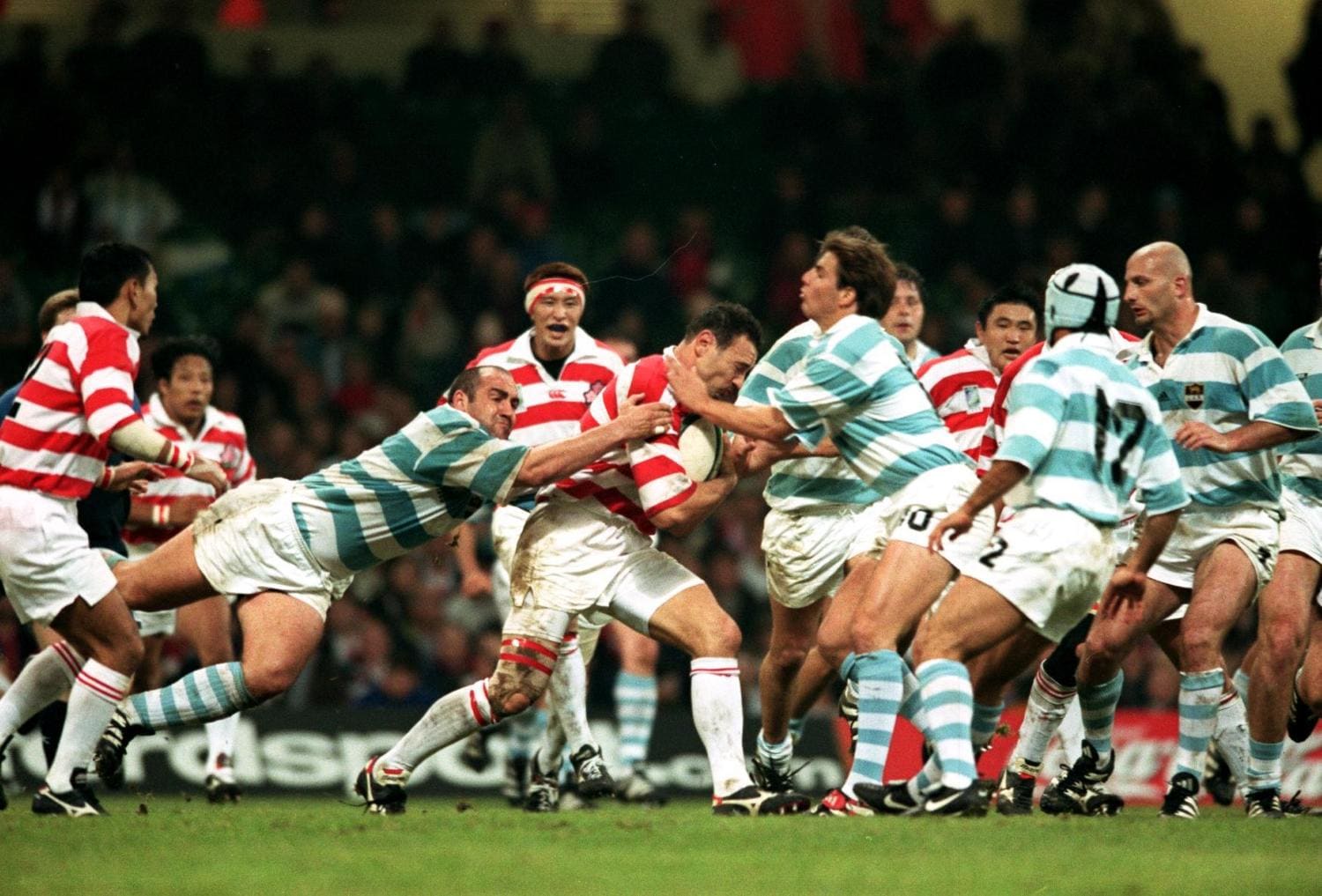 1999年W杯日本vs.アルゼンチン。日本代表グレッグ・スミスに後ろからタックルを仕掛けているのがレデスマHCだ　©︎PA Images/AFLO