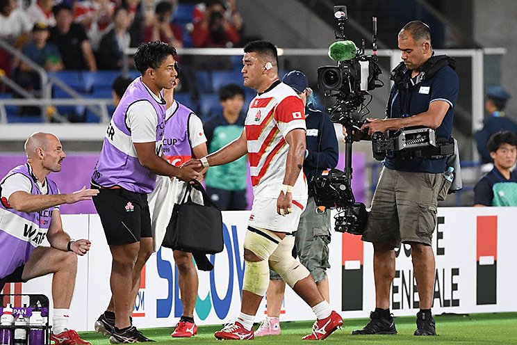 涙を流しながらベンチへ戻る姿は、多くの感動を呼んだ ©AFLO