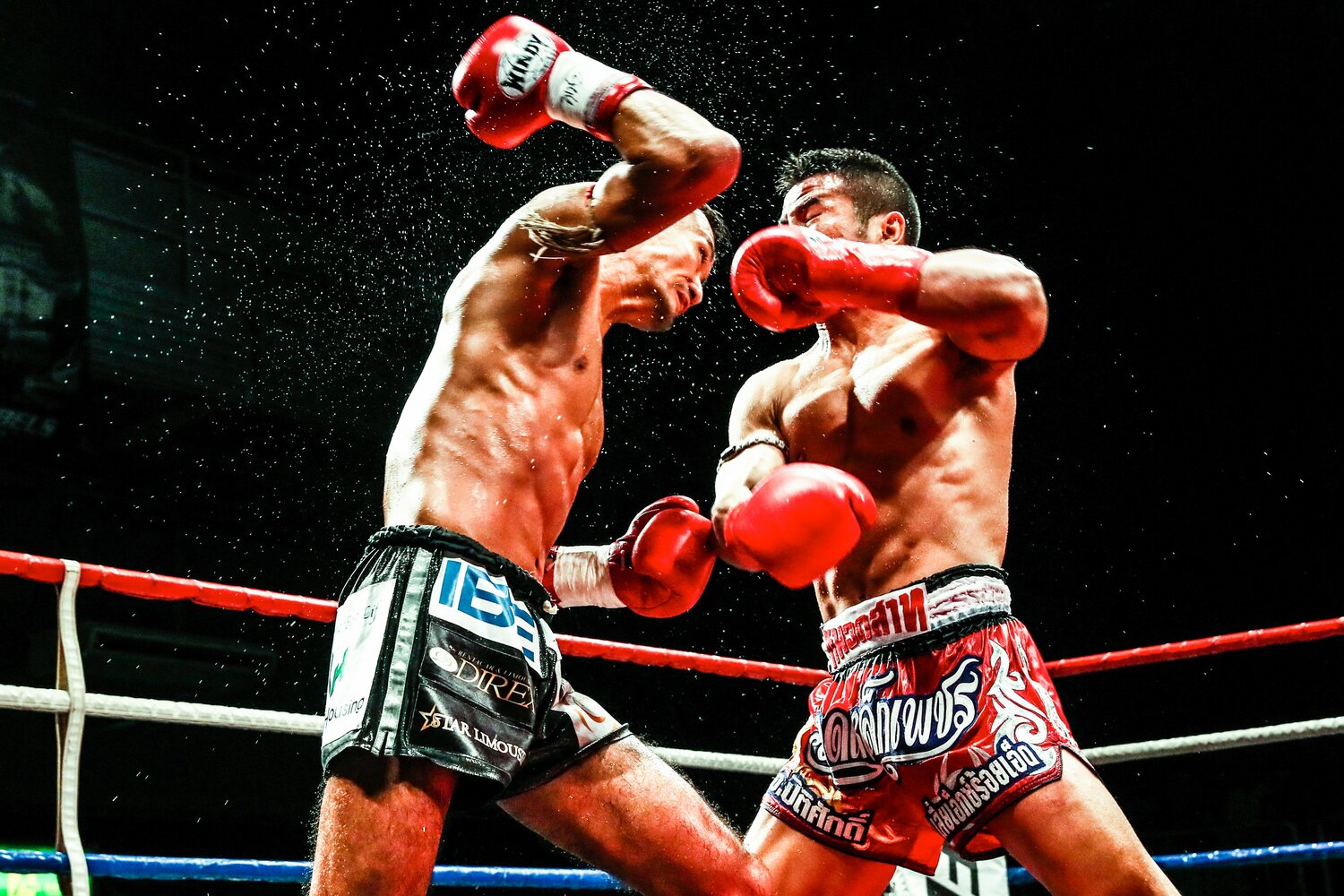 2016年10月23日、ラジャダムナン王者を獲得した試合でのヒジ打ち ©Susumu Nagao