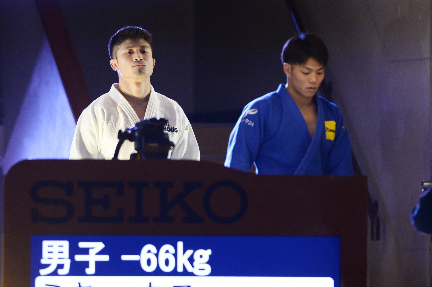 丸山が見直したあの日のワンマッチ。阿部一二三（右）と並んで入場するシーン　©AFLO