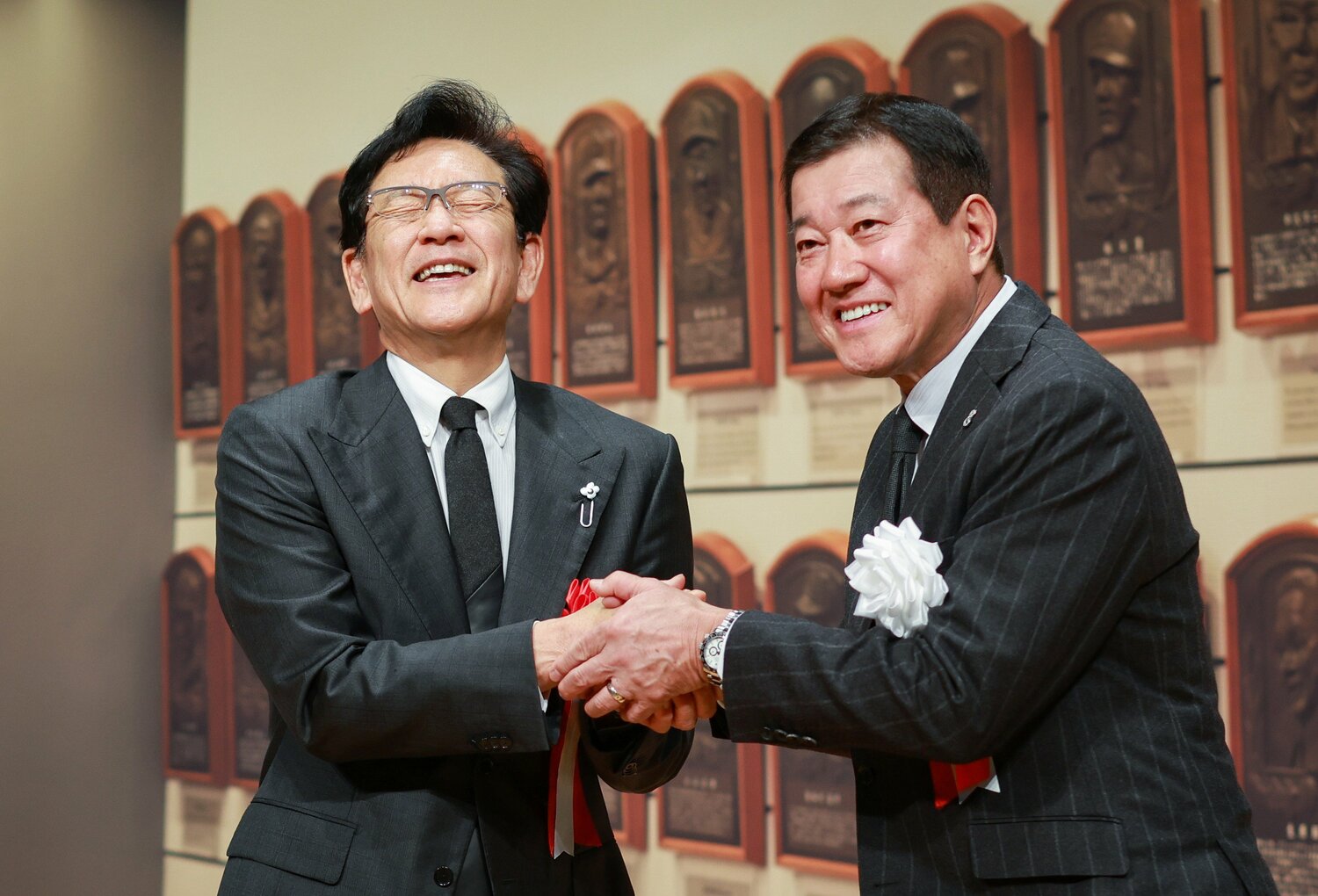 原辰徳氏と笑顔を見せる栗山氏　©JIJI PRESS