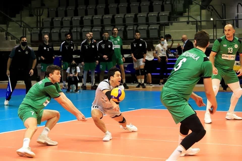 2mを超える大型の選手が揃う中で、着実にボールを拾う野瀬（本人提供）