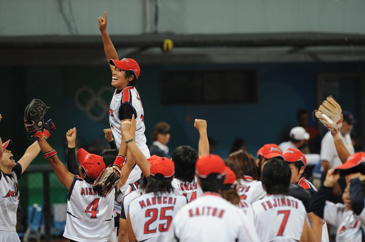 2008年北京五輪で優勝した日本代表。上野は「413球」の伝説を作った。ソフトボールは13年ぶりの開催となる ©JMPA