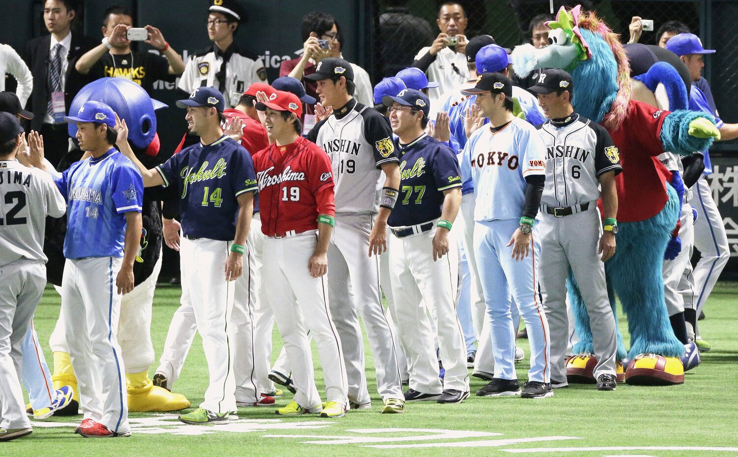 2016年のオールスターでは真中監督（中央）が全セの監督を、阪神・金本監督、巨人・高橋監督がコーチを務めた　©︎JIJI PRESS