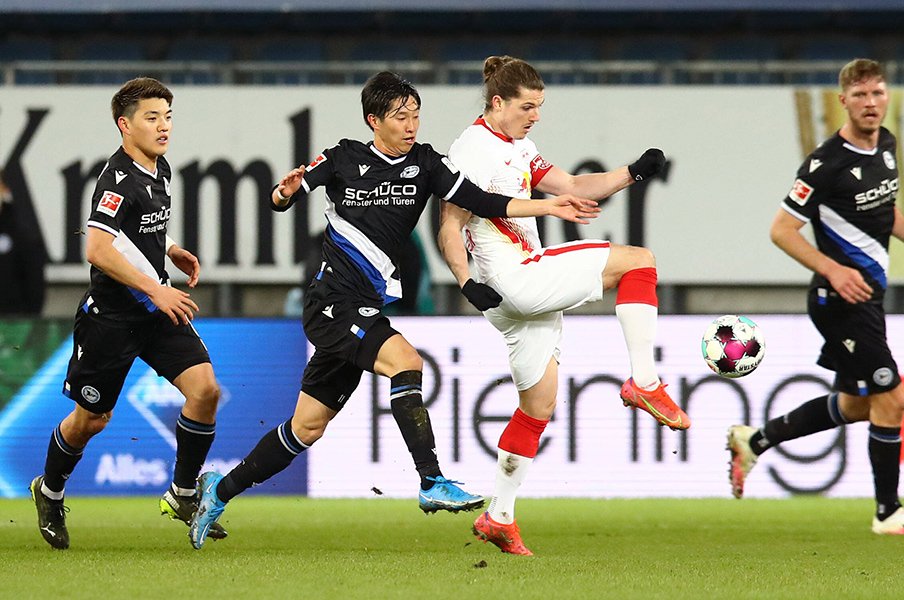 ビーレフェルトでは堂安律と同僚となった©AFLO