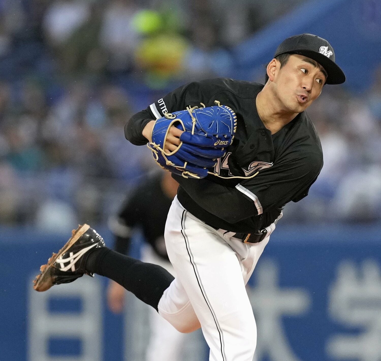 ヤクルトとの交流戦。雨の神宮球場で力投する小島　©︎ KYODO