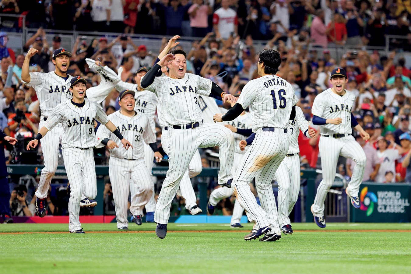 WBC決勝の最終回で大谷がトラウトを三振に打ち取り優勝を決めた瞬間、牧は真っ先にベンチを飛び出しマウンドに駆け寄った　Getty Images